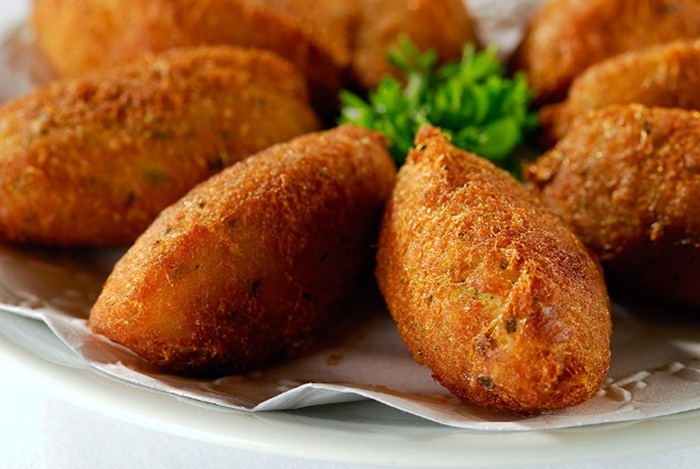 Ir para  <p>1 kg de mandioca cozida;</p>

<p>2 ovos inteiros;<br />
2 colheres (sopa) de margarina;<br />
sal a gosto;<br />
1 pitada de pimenta do reino;<br />
1 x&iacute;cara (ch&aacute;) salsa e...